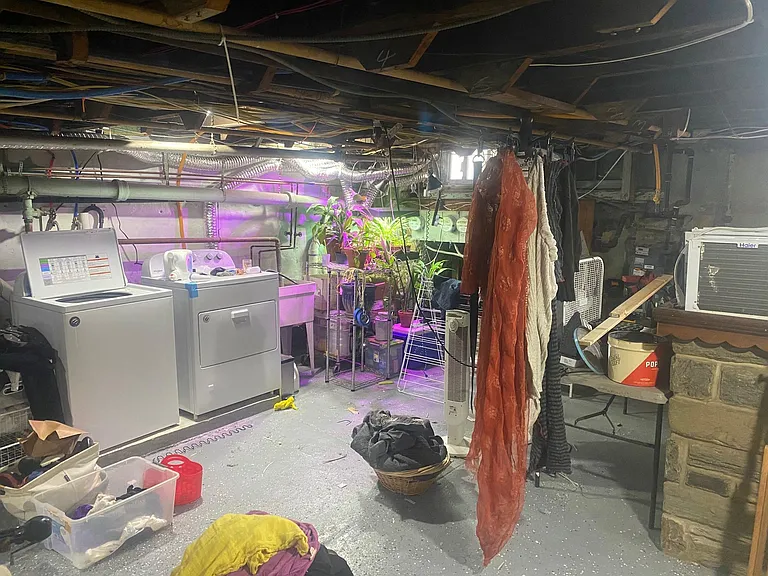 BASEMENT (STORAGE + WASHER / DRYER)