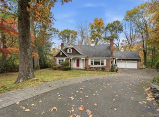 26 Paul Revere Ln, Centerport, NY 11721