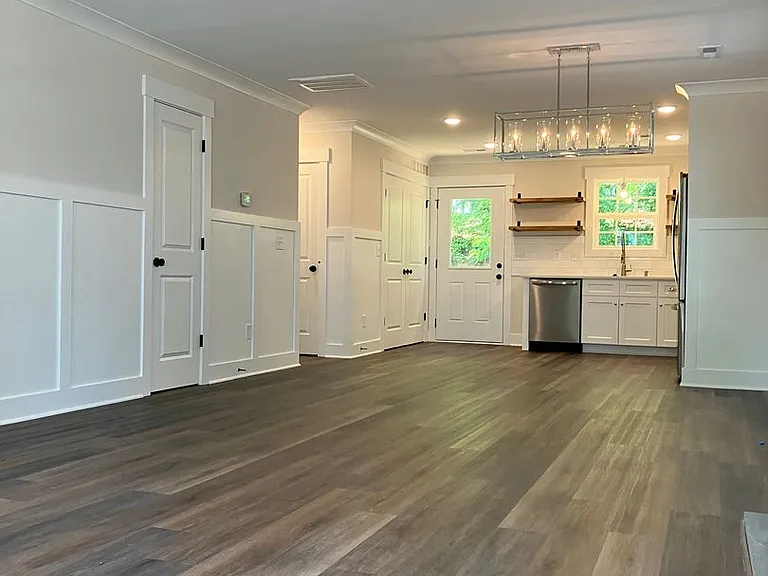 291 Stratford Ln — Photo 6