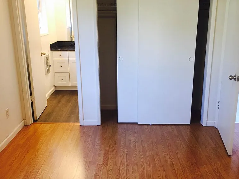 323 13th Ave E #7 — Photo 6