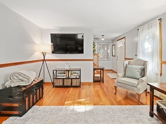 4th image of 32 Brentwood Cir