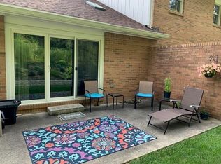 601 Forest Ridge Dr, Pittsburgh, PA 15221