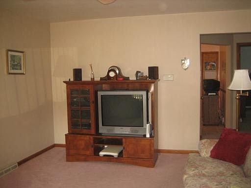 5th image of 7238 N Neva Ave