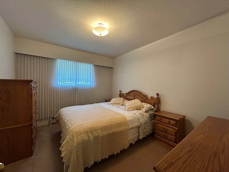 4902 Gladstone St #UPPER — Photo 9