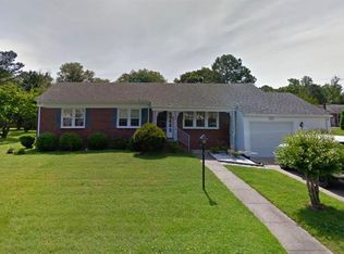 909 Lakewood Dr, Colonial Heights, VA 23834