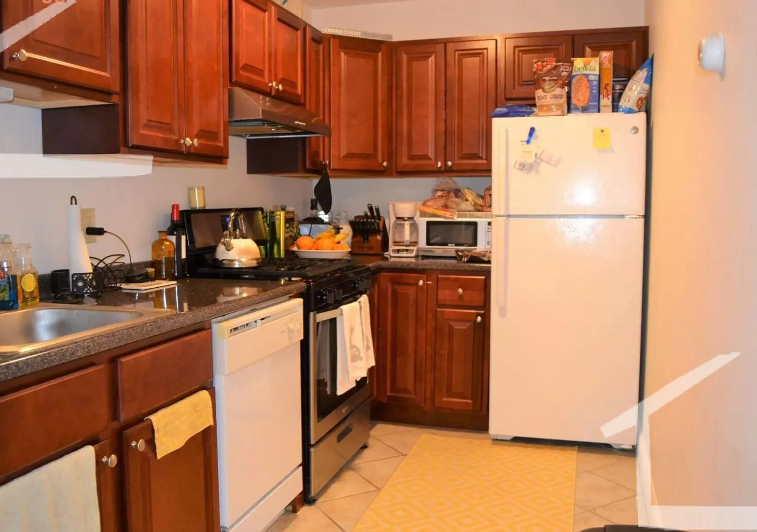 Great 2-bed with Pool! Ht + HW Incl., 2 Parking Spots Included. Cat Friendly — Photo 2
