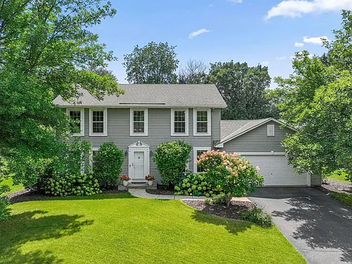 16345 Victoria Curv SE Photo 1