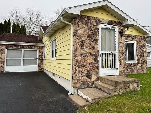2nd image of 6214 Muskrat Bay Rd