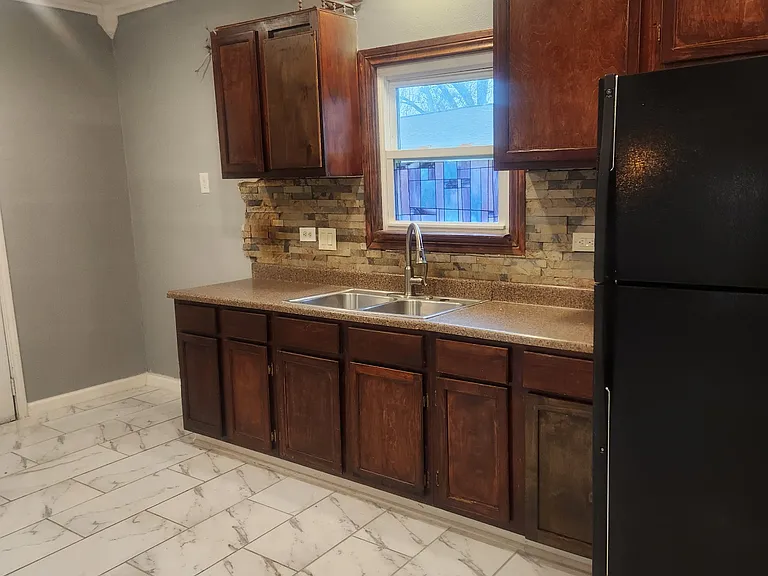 334 Barrett Pl — Photo 2