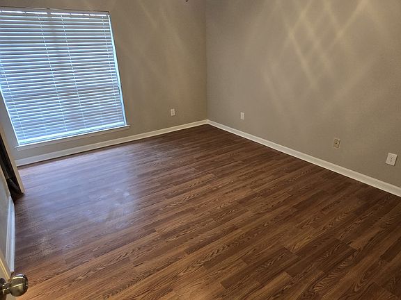 5th image of 920 Countryside Ln