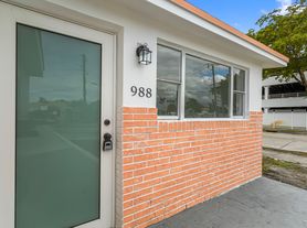 988 NW 10th St, Hallandale, FL