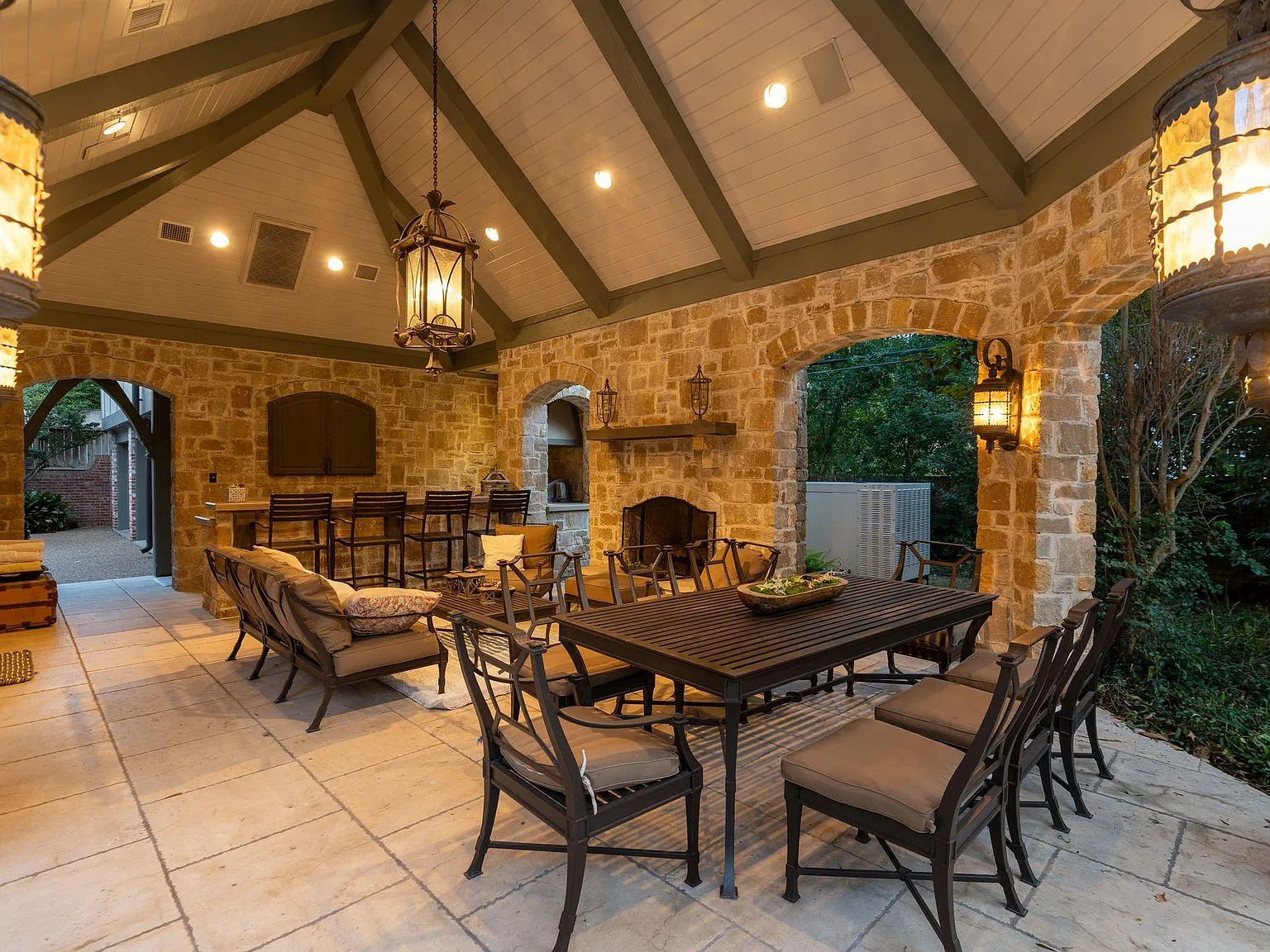 4 bed, 6.5 bath, 7084 sqft, $30,000 — Photo 4