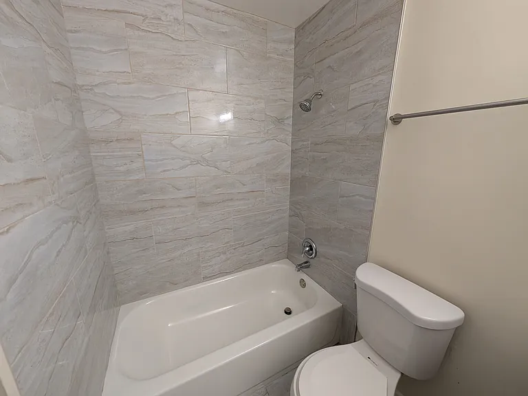 359 W Hawthorne Cir #1B — Photo 8