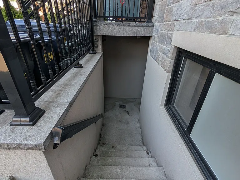 1036 Dovercourt Rd #LOWER — Photo 22