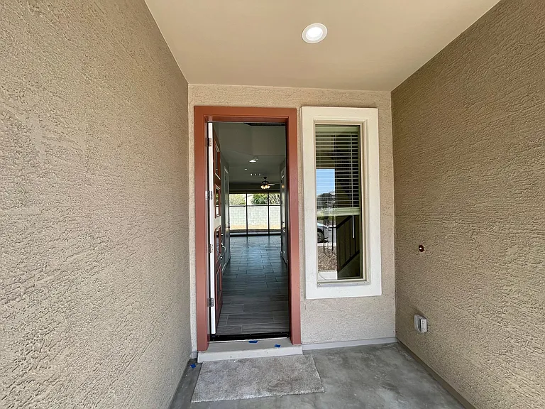 628 W Derringer Way — Photo 2