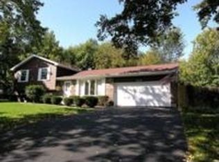829 Viking Dr, Batavia, IL 60510