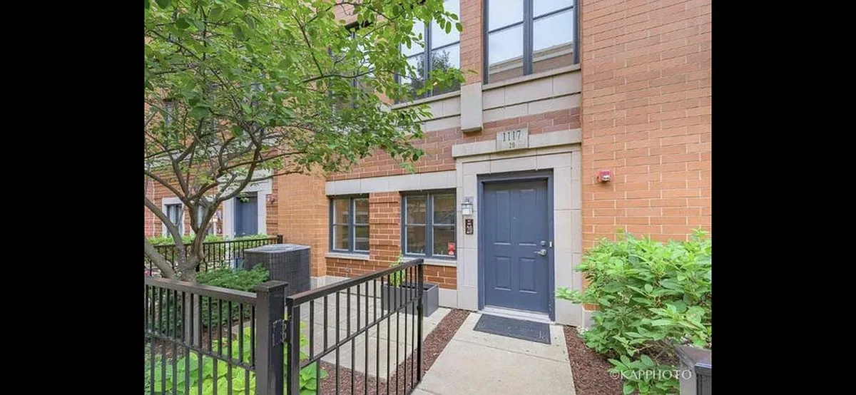Building Photo - 1117 W Monroe St #20