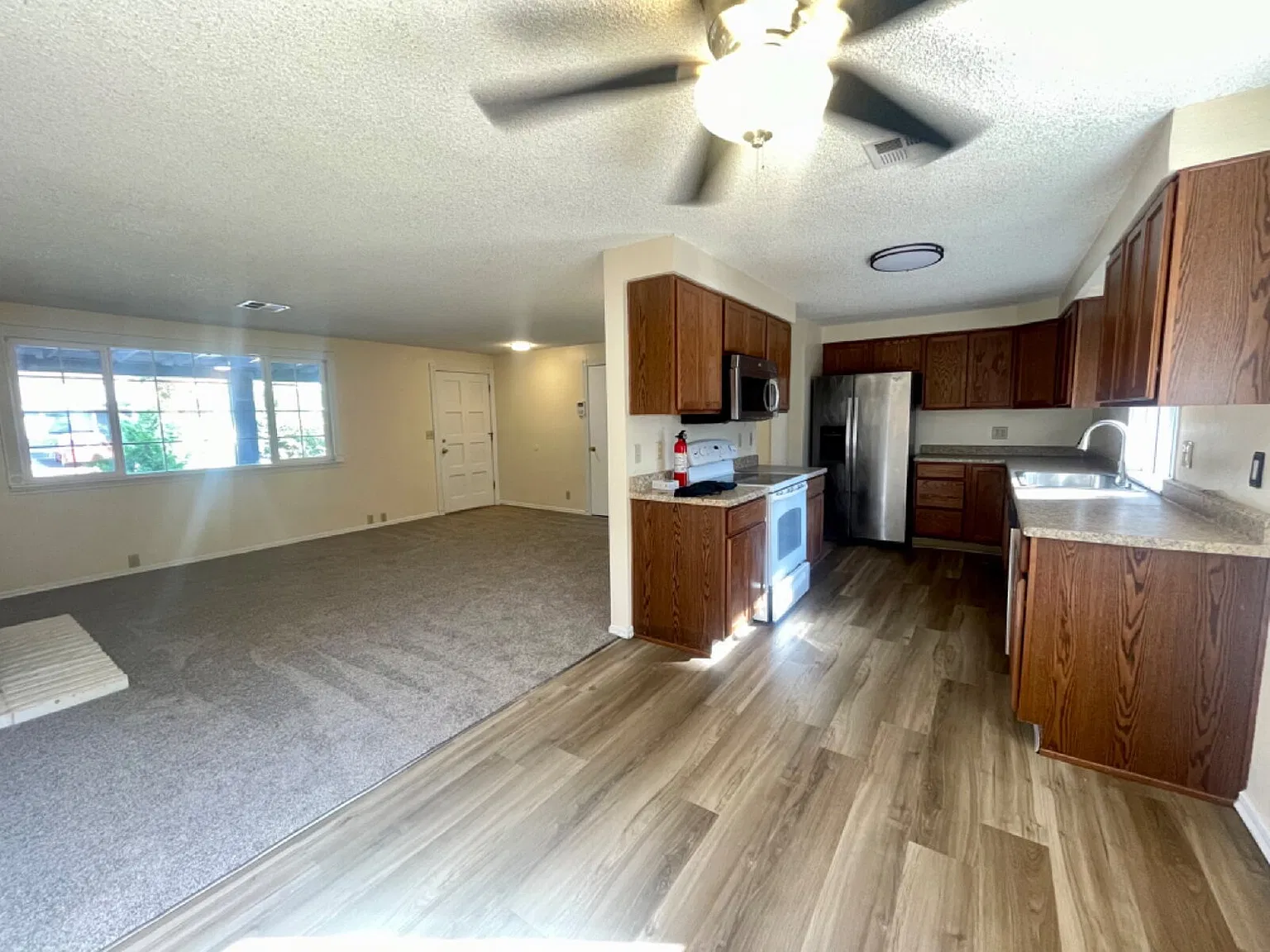 3 bed, 2.0 bath, 1320 sqft, $2,295 — Photo 4