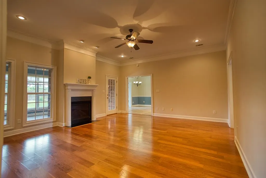 4 bed, 2775 sqft, $2,200 — Photo 2