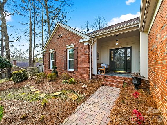 3rd image of 609 Fredricksburg Rd