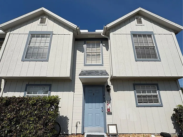 1005 SW 48th Ter #8 — Photo 1