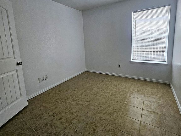 4th image of 3108 Lincoln Ave