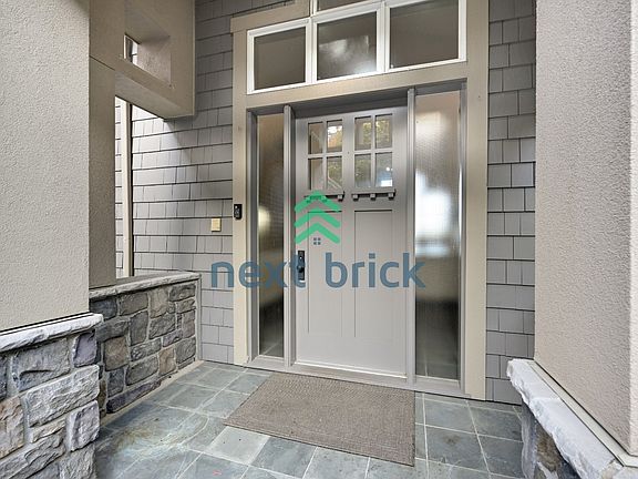 3rd image of 7268 N Mercer Way