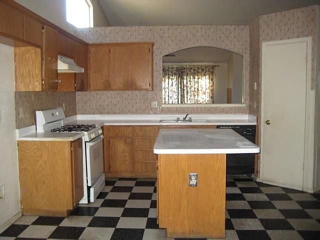 2nd image of 2410 Laguna Ct