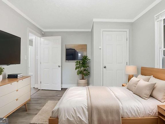 5th image of 215 Moreland Way