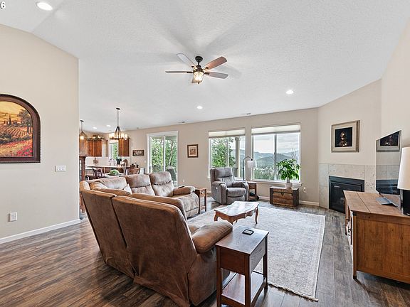 4th image of 962 S 66th Pl