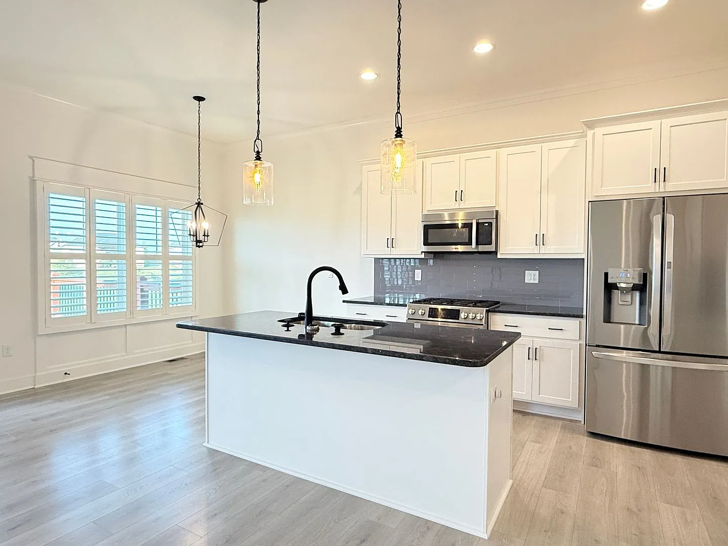 Beautiful 4 Bed / 3 Bath Single Family Home — Photo 4