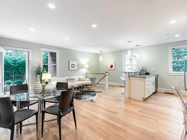 22 Peters St — Photo 2