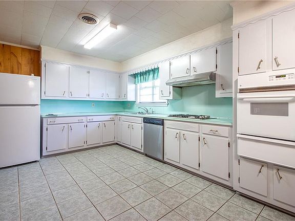 3rd image of 275 E 12th St