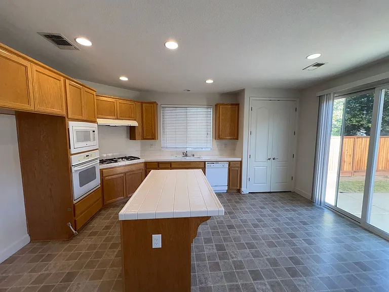 100 Mount Adams Cir — Photo 10