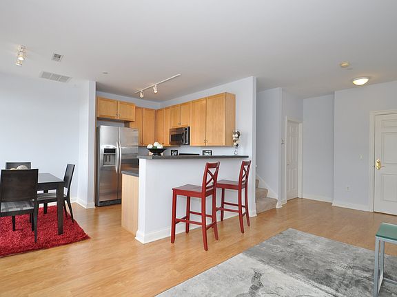 3rd image of 1920 N Farwell Ave APT 400