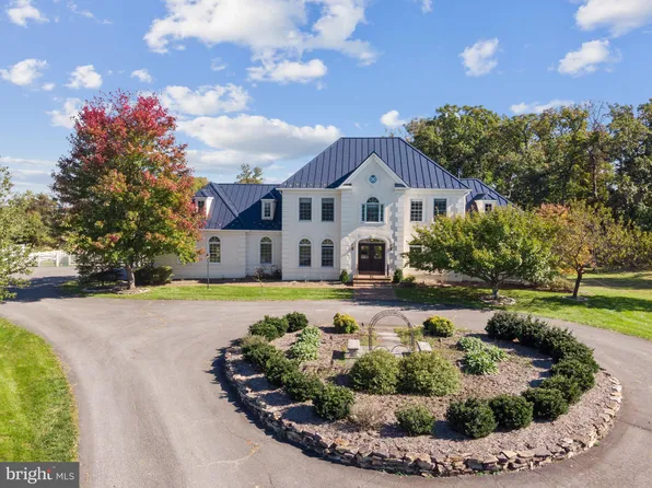 20104 Woodtrail Rd, Round Hill, VA 20141