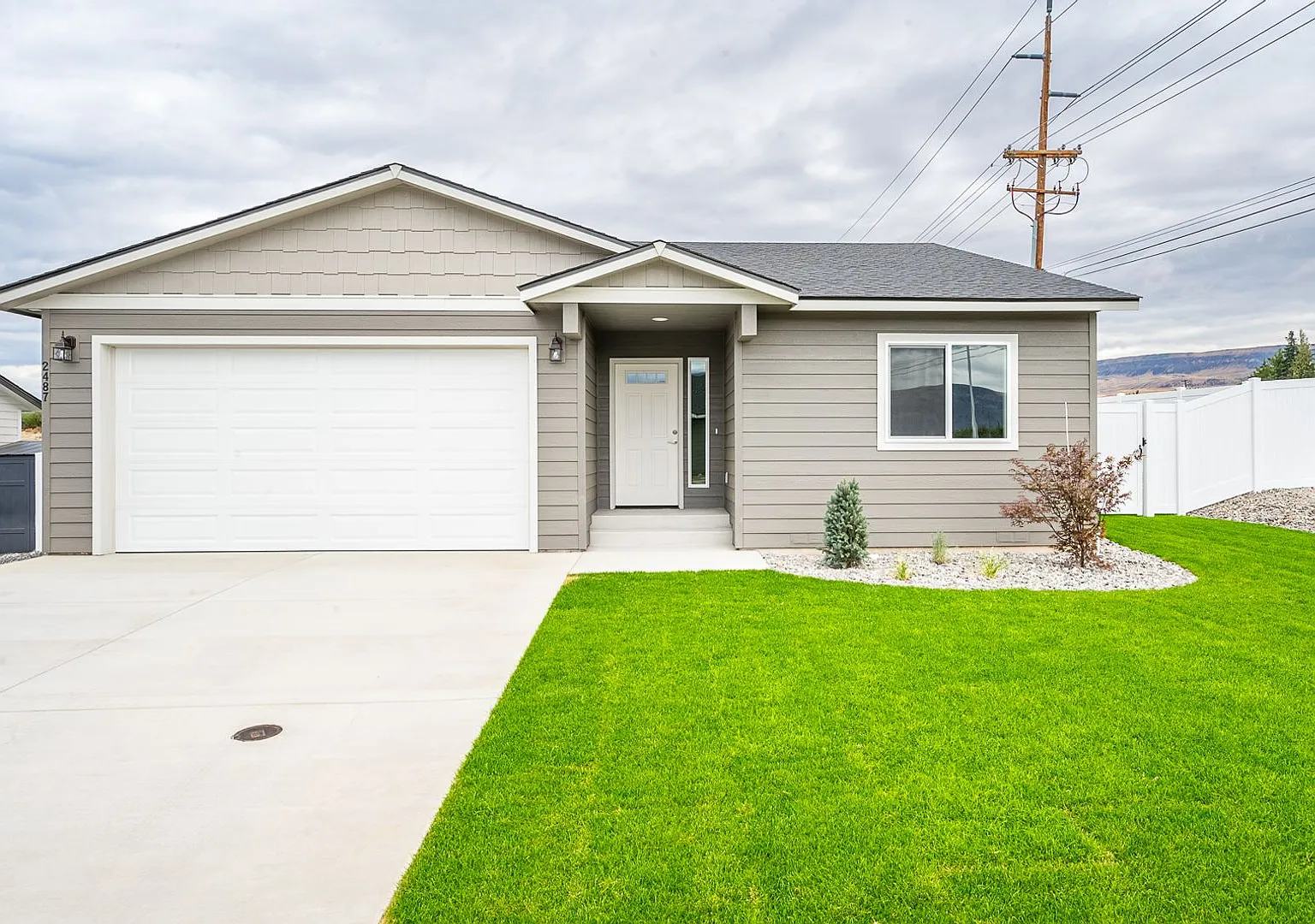 3 bed, 2 bath - newer construction with fenced yard! Weekly landscaping included. — Photo 2