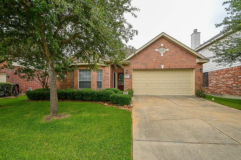 3 bed, 2.0 bath, 2141 sqft, $2,200 — Photo 1