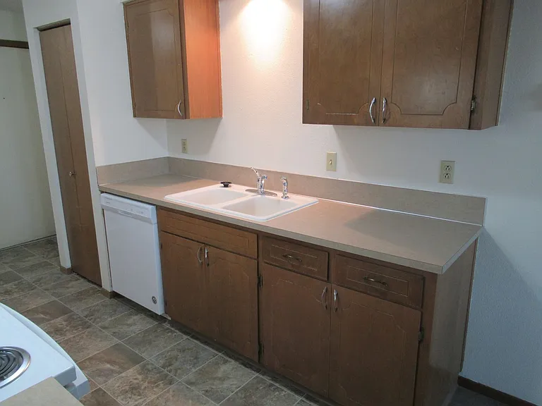 One Bedroom Apartment Close to Downtown — Photo 6