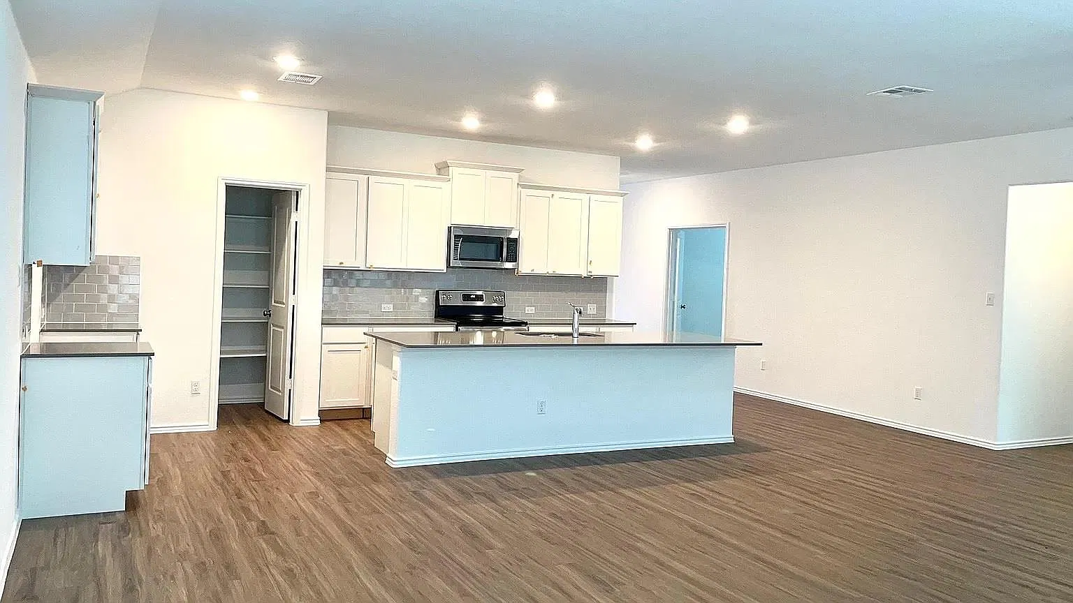 4 bed, 3.0 bath, 2400 sqft, $2,350 — Photo 3