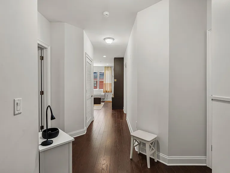 140 36th St #204 — Photo 4