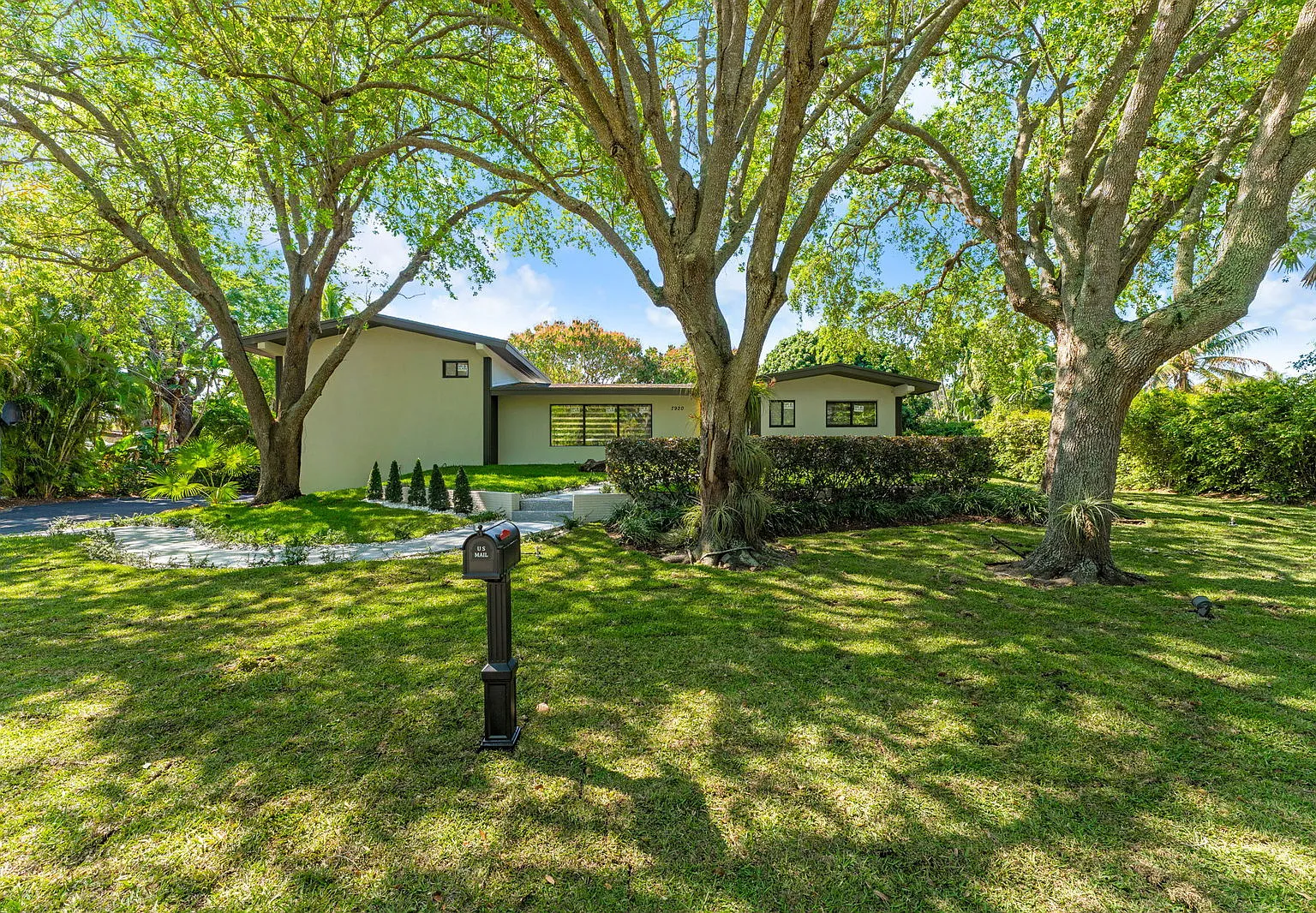 3 bed, 2.0 bath, 2184 sqft, $9,975 — Photo 2