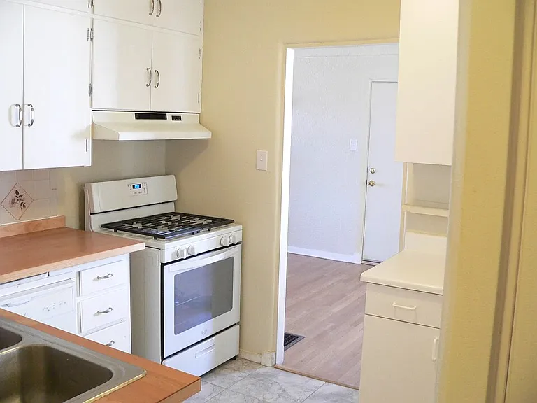 406 Carlisle Blvd SE — Photo 2