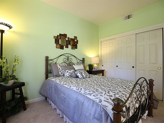3rd image of 1681 Parkview Green Cir
