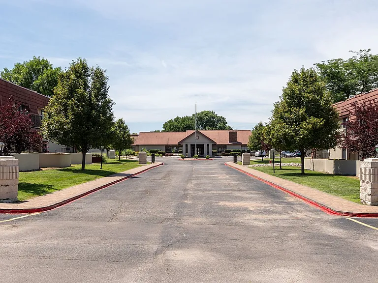 Aragon Apartments — Photo 18