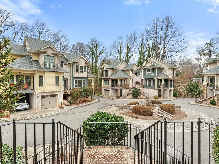 160 Park Pointe Cir #NA — Photo 8