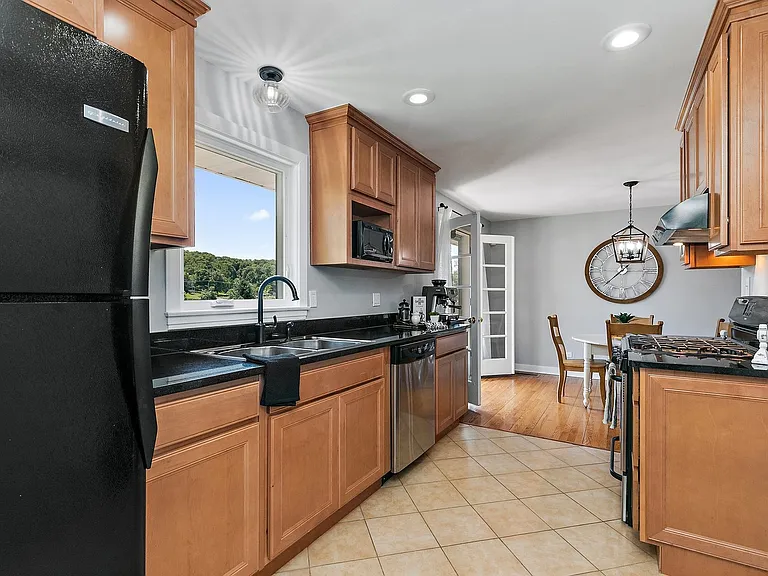 1037 N Harrison St — Photo 11