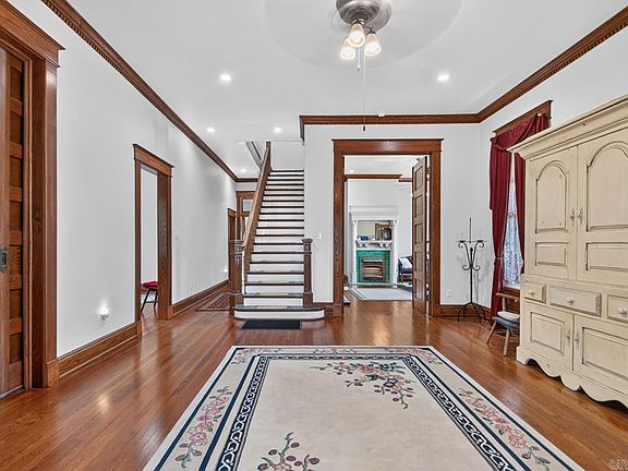 5th image of 206 E Cherry St