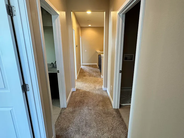 Corridor on second floor - view 1