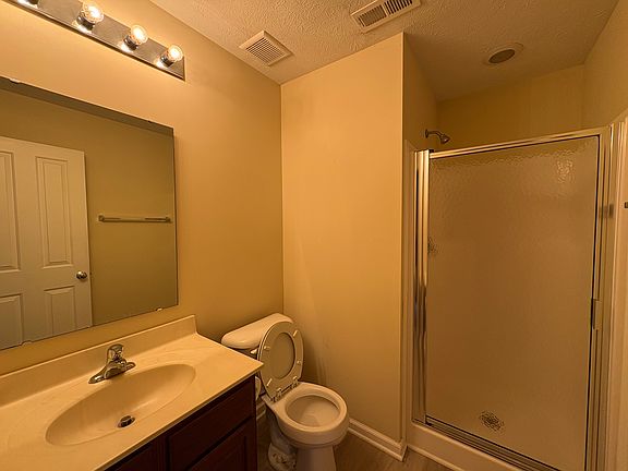 3rd image of 996 Bard Ln